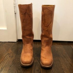 Frye Campus 14L boots in Saddle